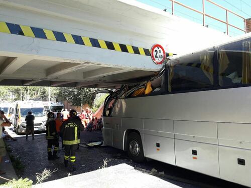 Pullman di turisti s'incastra sotto il ponte in via di Malafede: 18 feriti, grave un bambino