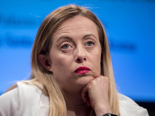 La Raggi nega la sala alla Meloni