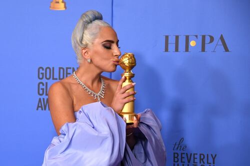 Vestite in nero, viola e rosa shocking. Tutte le stelle dei Golden Globe