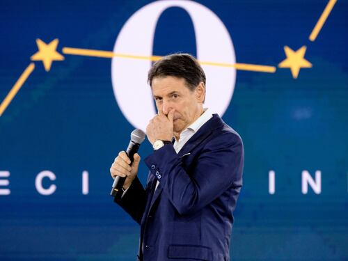 Conte nel mirino, all'assemblea del M5s parte la contestazione