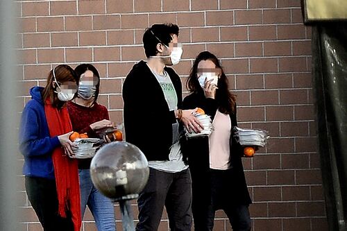 Coronavirus, l'italiano positivo è in buone condizioni. Alla Cecchignola riparte la quarantena per tutti