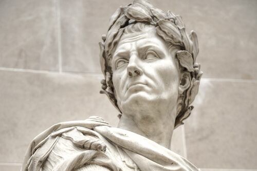Rimini, l’Anpi non vuole in piazza la statua di Giulio Cesare