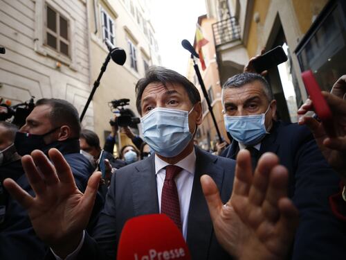 Di Maio adotta Conte, ecco la "famiglia allargata" con Grillo e Casaleggio