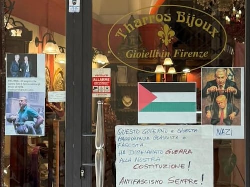 Firenze, "governo classista e fascista" e Trump marionetta: spuntano i cartelli choc