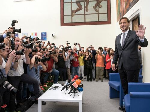 "Forse era meglio morire". Trent'anni Totti lascia la Roma