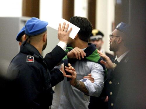 Corona esplode al processo contro un poliziotto teste: "Mente"