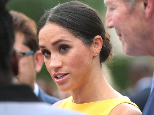 Meghan, titoli a rischio. E Hillary Clinton la difende