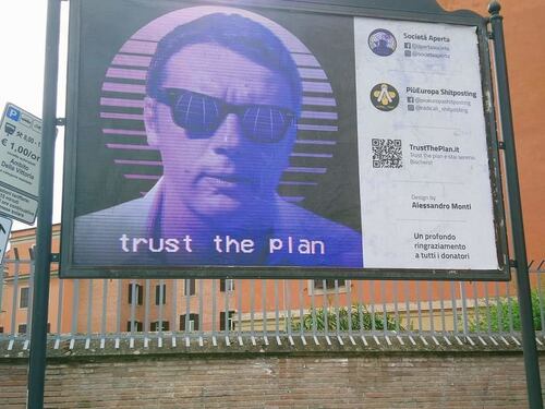 Il vero piano di Matteo Renzi, a Roma spuntano i cartelloni Trust the plan. Da Draghi ai Maneskin, era tutto previsto...