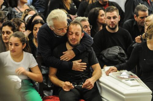 I proprietari della villa condannati per abusivismo. Dolore e rabbia ai funerali