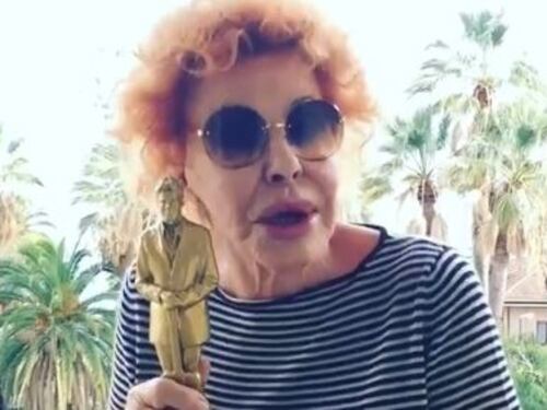 Sanremo 2018, Ornella Vanoni riceve il Baglioni d'oro: "La vecchietta sa ancora cantare"