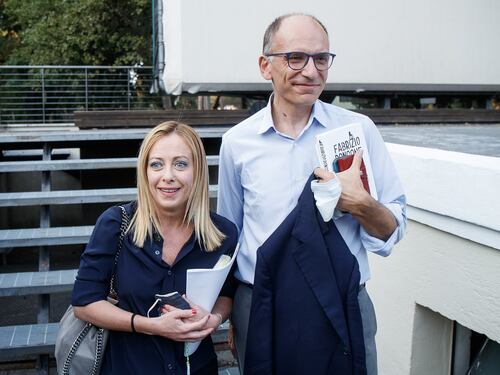 Sondaggio Porta a Porta, Meloni e Conte pari al 20,5%. Ma il centrodestra vola