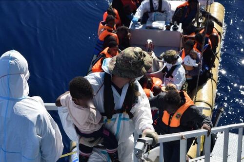 Ong italiana soccorre i migranti in mare. Il Viminale: "Basta alle azioni illegali"