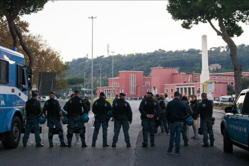 Salvini: pattuglioni di polizia sui treni. Club pagheranno per sicurezza negli stadi