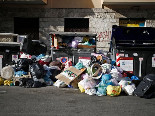 La Regione allerta le Asl: "Allarme rifiuti vicino a scuole e ospedali"