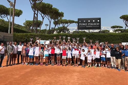 I giovani tennisti si sfidano al trofeo Fit Kinder+Sport
