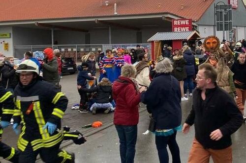 Terrore in Germania, piomba con l'auto sulla sfilata di Carnevale: feriti e panico