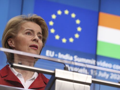 Arriva la mazzata sulle bollette. Paragone: paghiamole con i soldi dell'Ue