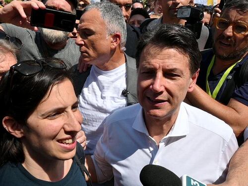 Elly Schlein in piazza con Conte spacca il Pd. "Quando ha deciso", malumori nelle chat dem