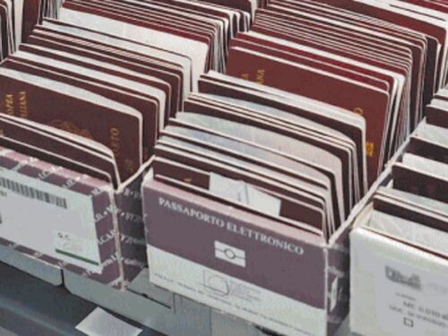 Passaportopoli si allarga. Dopo i visti in Bangladesh fari puntati su altri 16 Paesi