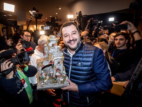 La Lega cambia lo statuto. Diventa nazionale e sovranista. E Salvini si presenta col presepe