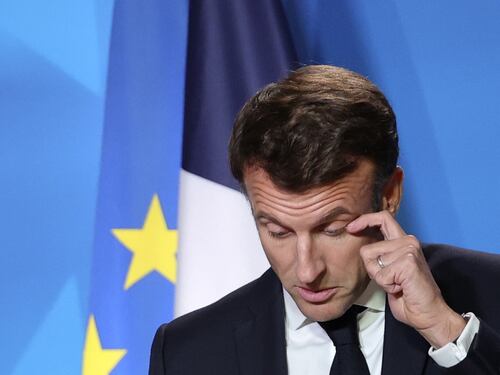 Migranti, la Francia chiude le frontiere: "Dall'Italia solo col passaporto"