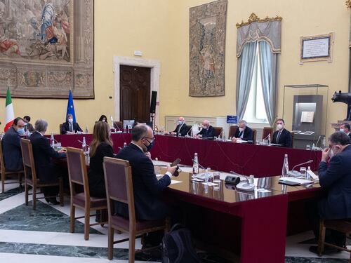 Governo, Renzi ritira fuori il Mes: così tiene in scacco gli alleati. E per Fico si mette male