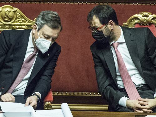 Cashback addio, i 5Stelle implorano Draghi: ci ripensi. E Di Battista li massacra