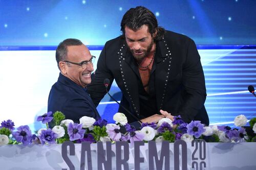 Sanremo "democristiano"? Conti spiazza tutti e parla di partigiani, altro che TeleMeloni