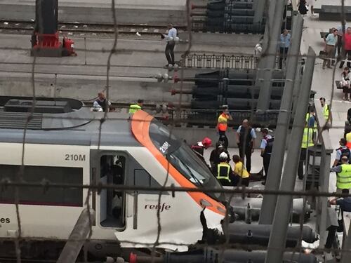 Barcellona, treno non frena e si schianta in stazione: 48 feriti