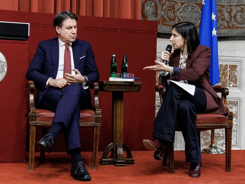 Scontro Schlein-Conte: "Stanno sbagliando strada". Opposizione in frantumi
