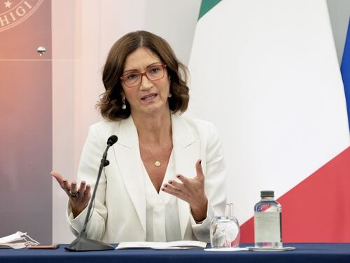 Forza Italia, gli azzurri tirano a campare. E comandano le donne