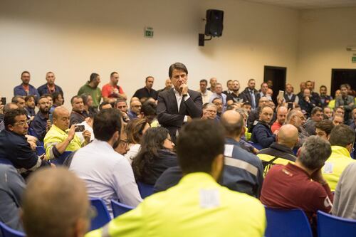 Conte nella fossa dei leoni. "Non ci rappresenti", cori e proteste