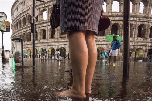 Roma allagata, chiusa la metro. Spostata alle 16 Lazio-Milan