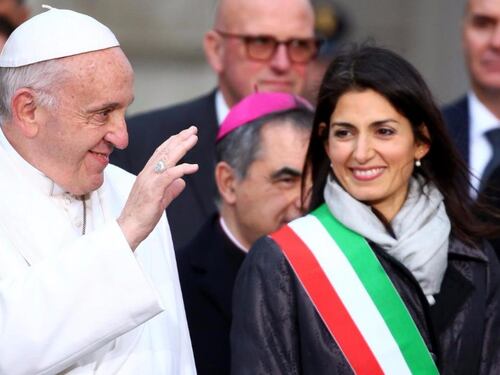 La strigliata di Papa Francesco sotto l’albero della Raggi