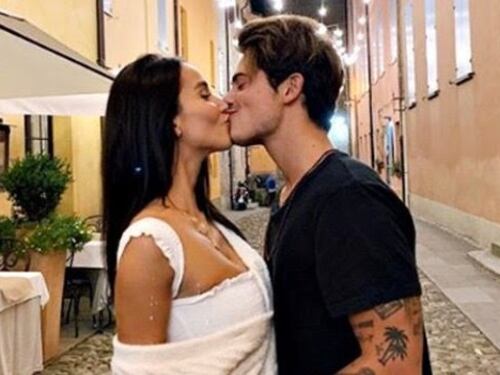 Bacio social, l'ex naufraga e il cantante escono allo scoperto