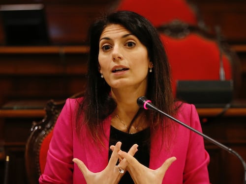 Coronavirus, ideona Raggi. Muori di fame? Fatti un sushi