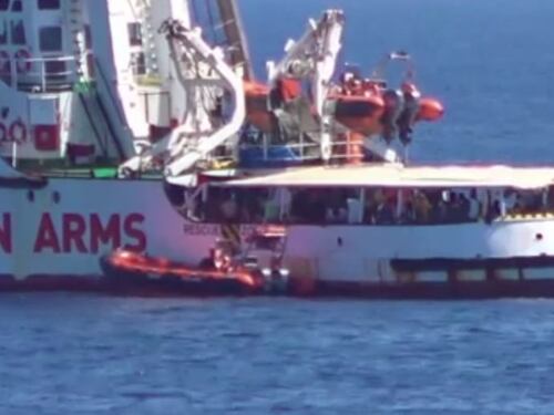 OPEN ARMS, PRIMA NOTTE SULLA TERRA FERMA PER I MIGRANTI