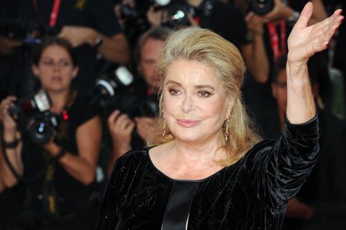 Malore per Catherine Deneuve, ricoverata a Parigi in gravi condizioni
