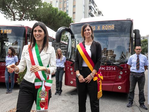 Della Casa sfiduciata. Cade un'altra stella della Raggi