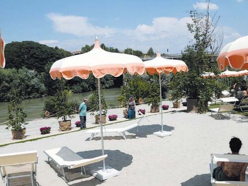 "Raggi Beach", il rom Zorro tra pizzo e occupazioni