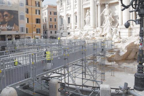 Fontana di Trevi mortificata da tubi e ferraglia: colpo di grazia dopo la "piscina" per le monetine