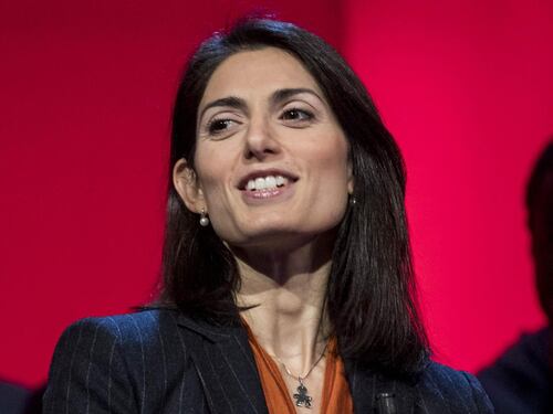 Grillo blinda la Raggi: "Ti stimo. Chi sta con te sta con M5s"