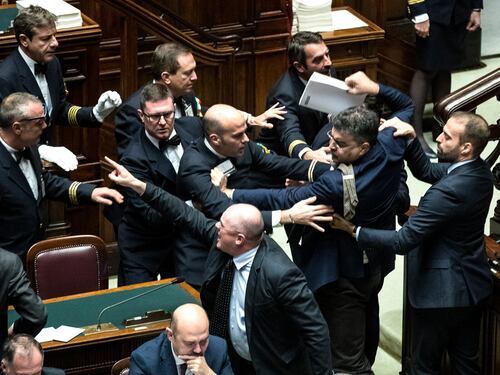 Manovra tra urla e spintoni: alla Camera succede di tutto