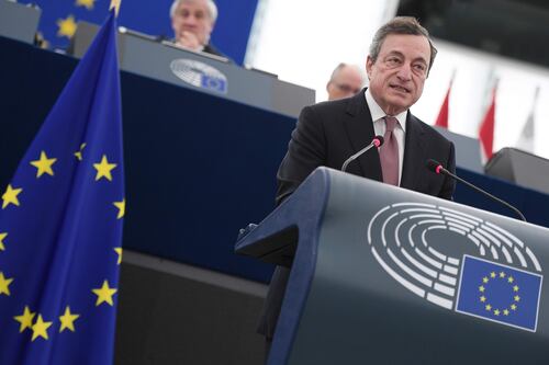 Draghi pensa a un nuovo taglio dei tassi. Le Borse ringraziano, Trump si infuria