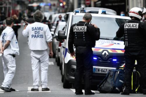 Urla "Allah Akbar" e accoltella i passanti. Due morti e un ferito vicino Parigi