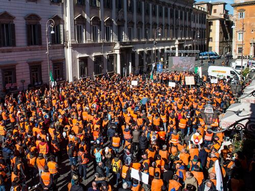 Gilet arancioni, manifestazioni senza mascherina. Caos a Roma e Milano