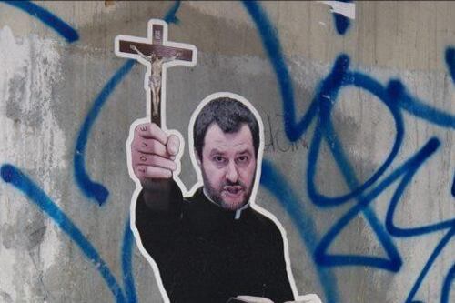 Tonaca e crocifisso: a Roma spunta un altro murales su Salvini