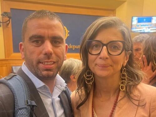 Francesca Albanese ospite del M5S alla Camera scatta un selfie col palestinese filo Hamas