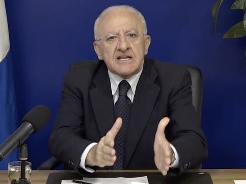 Una madre di nome Giorgia Meloni ridicolizza il governatore De Luca