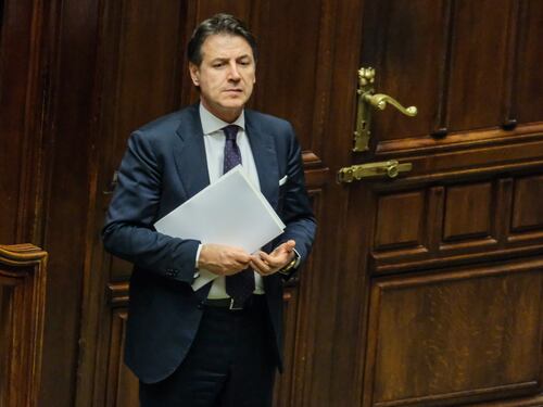 Conte a Cortina, i legami Renzi-Arabia e il caso Soumahoro: il complicato rapporto della sinistra col denaro